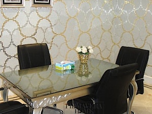 Łazienka w stylu Glamour z obrazem z mozaiki - Mały szary salon z jadalnią, styl glamour - zdjęcie od PRIMAVERA-HOME.COM
