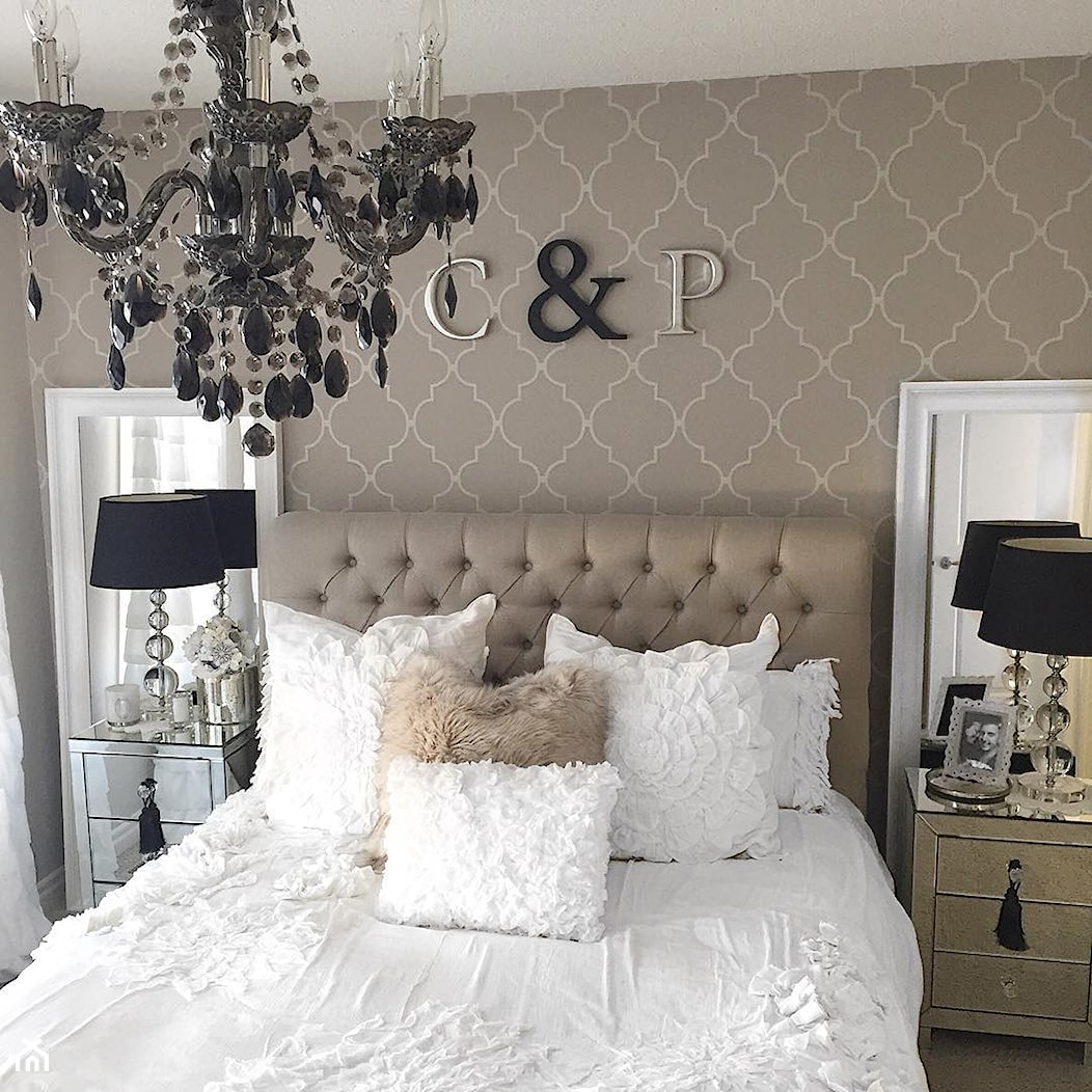 Łóżka tapicerowane w stylu nowojorskim i glamour - Mała beżowa biała sypialnia, styl glamour - zdjęcie od PRIMAVERA-HOME.COM - Homebook