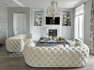 Apartament w stulu Nowojorskim i glamour - luksusowe wnetrza: salon, sypialnia - Duży biały szary salon z bibiloteczką, styl glamour - zdjęcie od PRIMAVERA-HOME.COM