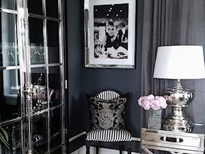 Obrazy w lustrzanych ramach - Mały czarny salon, styl glamour - zdjęcie od PRIMAVERA-HOME.COM