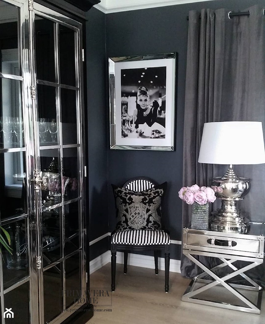 Obrazy w lustrzanych ramach - Mały czarny salon, styl glamour - zdjęcie od PRIMAVERA-HOME.COM - Homebook