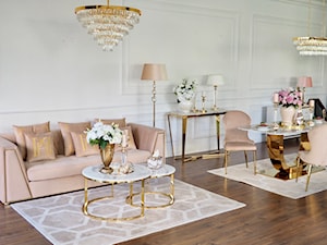 Nowoczesny salon w stylu Glamour Nowojorskim - stolik kawowy, sofa, żyrandol, stół, krzesło, krzesła - zdjęcie od PRIMAVERA-HOME.COM