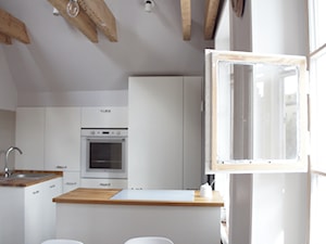 Moje mieszkanie - Średnia otwarta biała z zabudowaną lodówką z nablatowym zlewozmywakiem kuchnia z wyspą lub półwyspem z oknem, styl skandynawski - zdjęcie od Anna Wrona