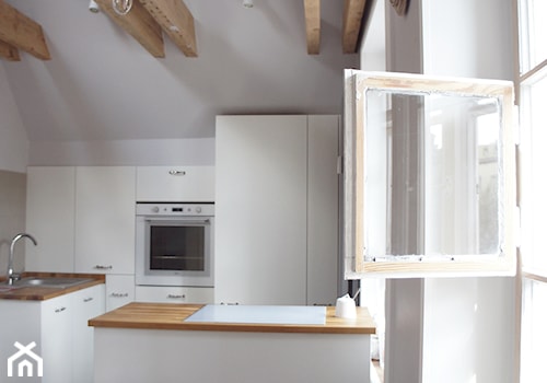 Moje mieszkanie - Średnia otwarta biała z zabudowaną lodówką z nablatowym zlewozmywakiem kuchnia z wyspą lub półwyspem z oknem, styl skandynawski - zdjęcie od Anna Wrona