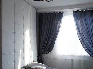 Mieszkanie w kamienicy - 40m2 - Mała biała z panelami tapicerowanymi sypialnia, styl glamour - zdjęcie od Anna Wrona