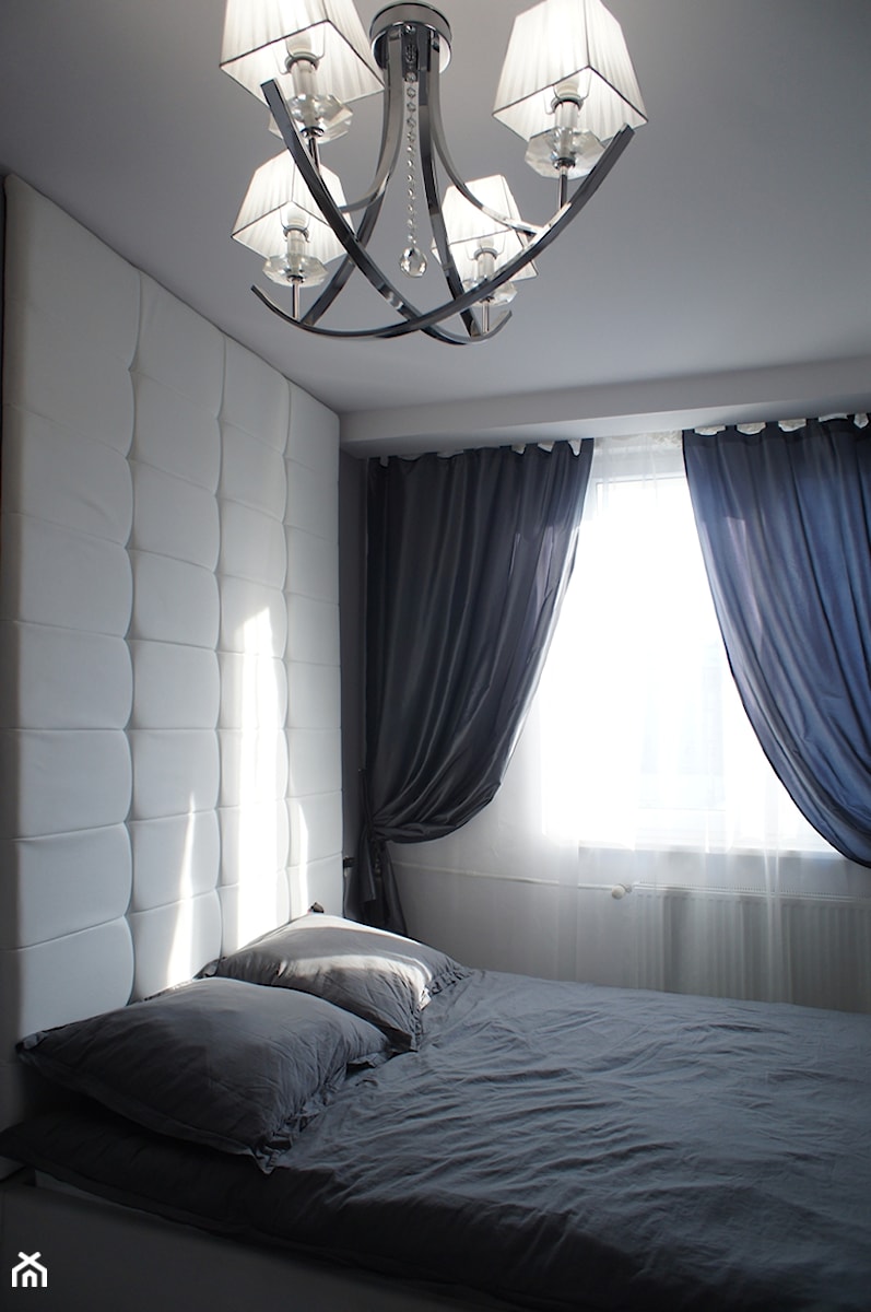 Mieszkanie w kamienicy - 40m2 - Mała biała z panelami tapicerowanymi sypialnia, styl glamour - zdjęcie od Anna Wrona