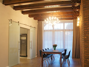 Dom jednorodzinny - Duża szara jadalnia w salonie - zdjęcie od Anna Wrona