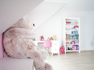 Pokój małej tancerki - Średni biały pokój dziecka dla dziecka dla dziewczynki - zdjęcie od Anna Wrona