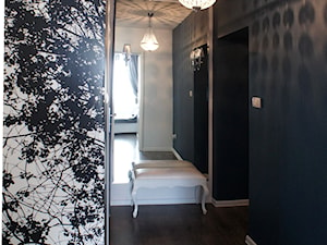 Mieszkanie w kamienicy - 40m2 - Średni czarny hol / przedpokój, styl glamour - zdjęcie od Anna Wrona