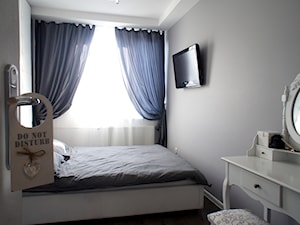 Mieszkanie w kamienicy - 40m2 - Mała szara sypialnia, styl glamour - zdjęcie od Anna Wrona