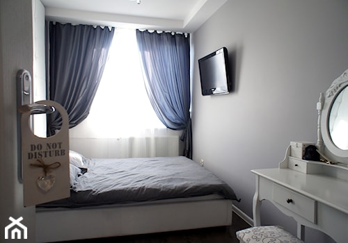 Mieszkanie w kamienicy - 40m2 - Mała szara sypialnia, styl glamour - zdjęcie od Anna Wrona