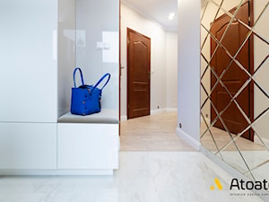 korytarz w stylu glamour - zdjęcie od Studio Projektowe Atoato