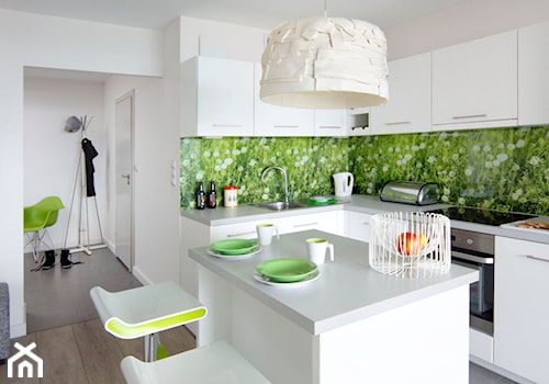 mieszkanie wiosna-zima - Mała otwarta z salonem biała z podblatowym zlewozmywakiem kuchnia w kształcie litery l z wyspą lub półwyspem, styl nowoczesny - zdjęcie od Studio Projektowe Atoato