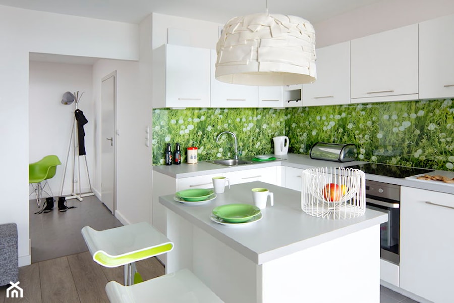 mieszkanie wiosna-zima - Mała otwarta z salonem biała z podblatowym zlewozmywakiem kuchnia w kształcie litery l z wyspą lub półwyspem, styl nowoczesny - zdjęcie od Studio Projektowe Atoato