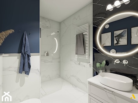Aranżacje wnętrz - Łazienka: Duża łazienka z owalnym podświetlanym lustrem - Studio Projektowe Atoato. Przeglądaj, dodawaj i zapisuj najlepsze zdjęcia, pomysły i inspiracje designerskie. W bazie mamy już prawie milion fotografii!