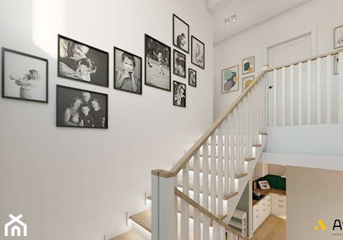 Korytarz z podświetlonymi schodami - zdjęcie od Studio Projektowe Atoato