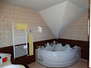 Dom Śródziemnomorski - Średnia na poddaszu z dwoma umywalkami łazienka, styl tradycyjny - zdjęcie od Studio Projektowe Atoato
