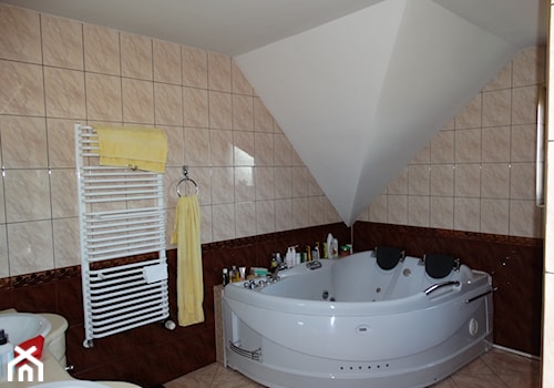 Dom Śródziemnomorski - Średnia na poddaszu z dwoma umywalkami łazienka, styl tradycyjny - zdjęcie od Studio Projektowe Atoato