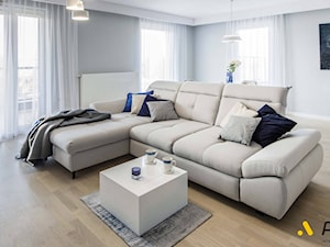 salon z stylu skandynawskim z szara sofą - zdjęcie od Studio Projektowe Atoato