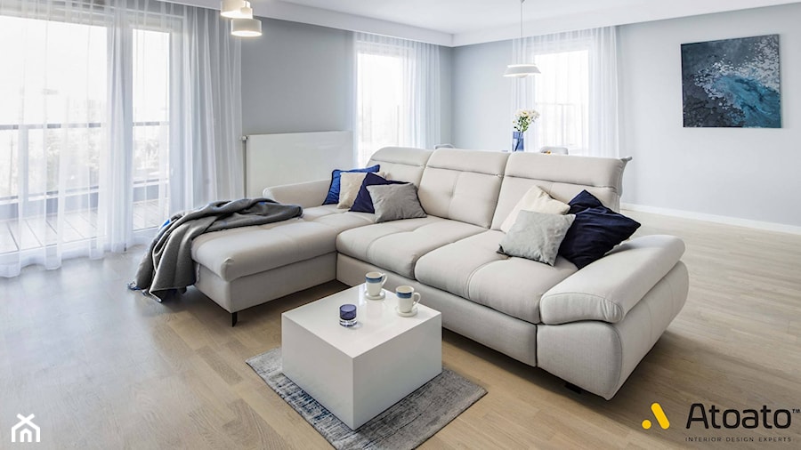 salon z stylu skandynawskim z szara sofą - zdjęcie od Studio Projektowe Atoato