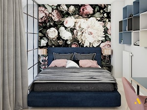 sypialnia z piękną tapeta w kwiaty - zdjęcie od Studio Projektowe Atoato