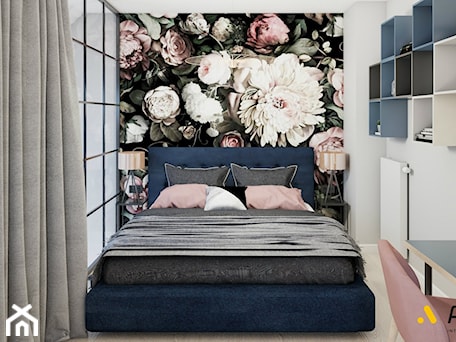 Aranżacje wnętrz - Sypialnia: sypialnia z piękną tapeta w kwiaty - Studio Projektowe Atoato. Przeglądaj, dodawaj i zapisuj najlepsze zdjęcia, pomysły i inspiracje designerskie. W bazie mamy już prawie milion fotografii!