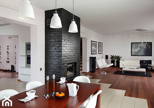 rezydencja - Duży biały czarny salon z jadalnią, styl nowoczesny - zdjęcie od Studio Projektowe Atoato