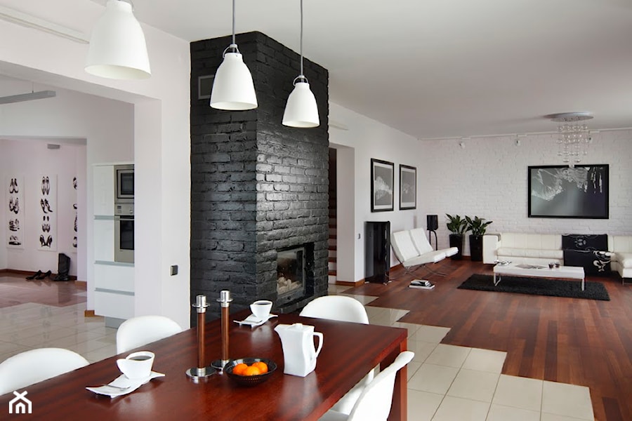 rezydencja - Duży biały czarny salon z jadalnią, styl nowoczesny - zdjęcie od Studio Projektowe Atoato