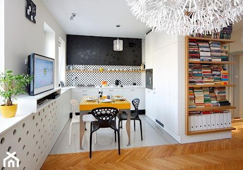 Biały salon z kuchnią z jadalnią z bibiloteczką, styl nowoczesny - zdjęcie od Pracownia Projektowa Siedem Agnieszka Morawiec