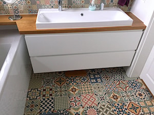 Kolor na "dzień dobry" - Mała bez okna z dwoma umywalkami łazienka, styl skandynawski - zdjęcie od Justyna Lewicka Design