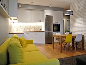 Mieszkanie w centrum Krakowa - Mały beżowy biały szary salon z kuchnią z jadalnią, styl skandynawski - zdjęcie od Justyna Lewicka Design