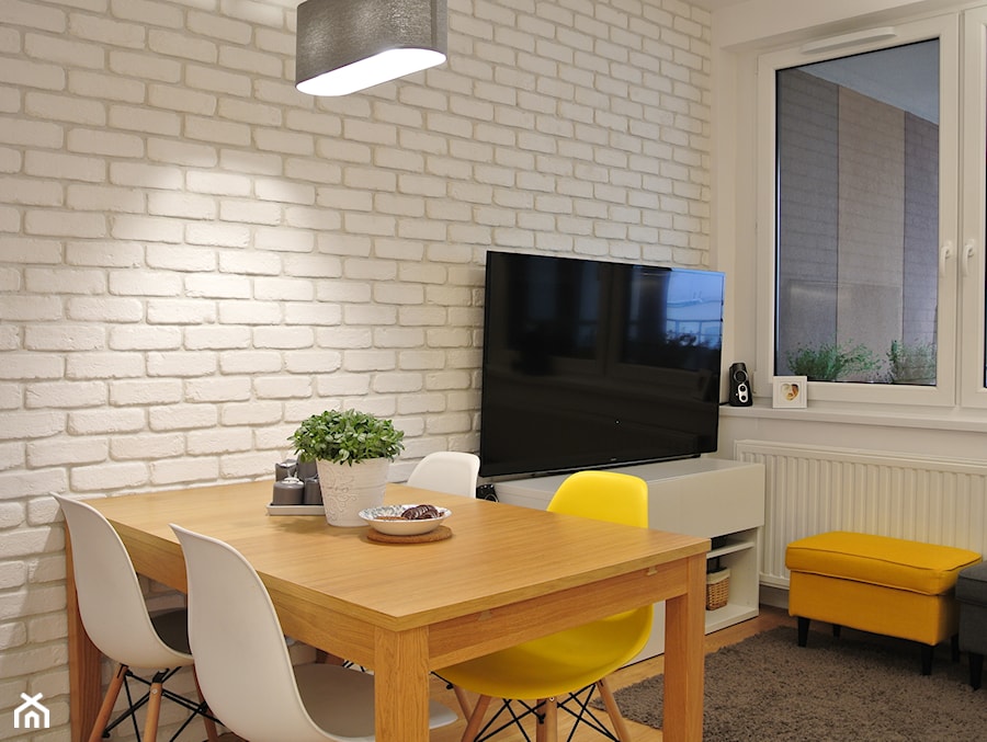 Mieszkanie w centrum Krakowa - Średnia biała jadalnia w salonie, styl skandynawski - zdjęcie od Justyna Lewicka Design