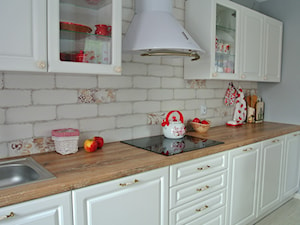 Kuchnia z czerwienią - Średnia otwarta z salonem beżowa biała szara z zabudowaną lodówką z nablatowym zlewozmywakiem kuchnia jednorzędowa, styl rustykalny - zdjęcie od Justyna Lewicka Design