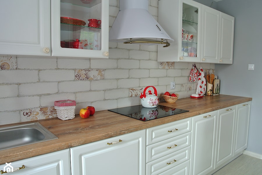 Kuchnia z czerwienią - Średnia otwarta z salonem beżowa biała szara z zabudowaną lodówką z nablatowym zlewozmywakiem kuchnia jednorzędowa, styl rustykalny - zdjęcie od Justyna Lewicka Design