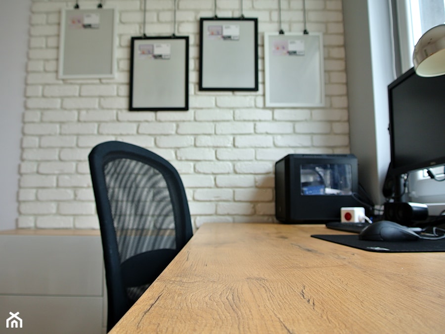 Mieszkanie w centrum Krakowa - Małe z zabudowanym biurkiem białe biuro, styl skandynawski - zdjęcie od Justyna Lewicka Design