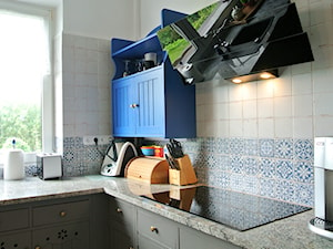 Kuchna na wsi. - Mała zamknięta szara z zabudowaną lodówką z lodówką wolnostojącą kuchnia w kształcie litery l z oknem, styl rustykalny - zdjęcie od Justyna Lewicka Design