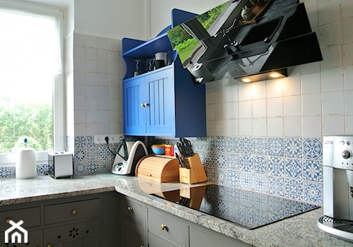 Kuchna na wsi. - Mała zamknięta szara z zabudowaną lodówką z lodówką wolnostojącą kuchnia w kształcie litery l z oknem, styl rustykalny - zdjęcie od Justyna Lewicka Design