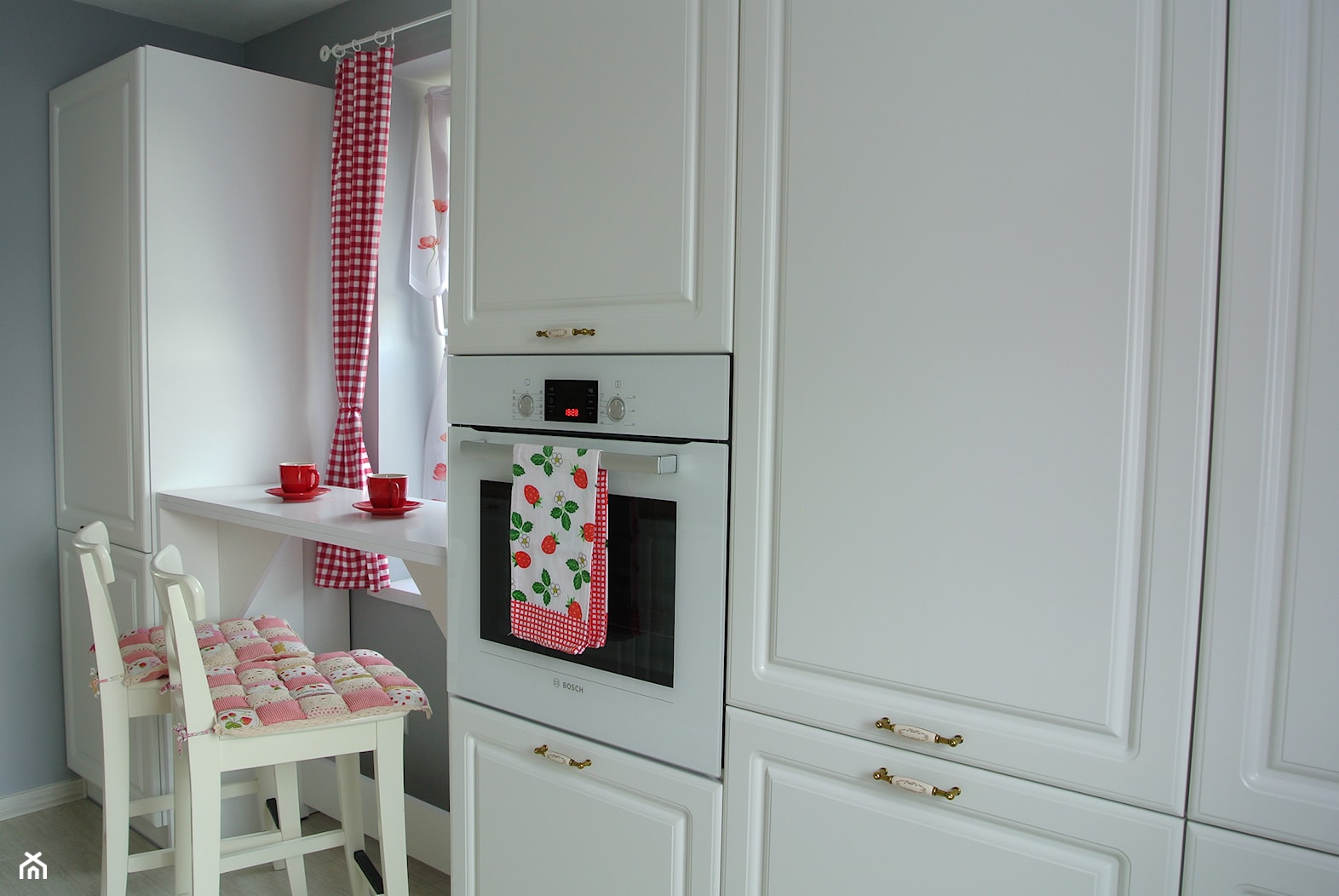 Kuchnia z czerwienią - Średnia z zabudowaną lodówką kuchnia z oknem, styl rustykalny - zdjęcie od Justyna Lewicka Design - Homebook