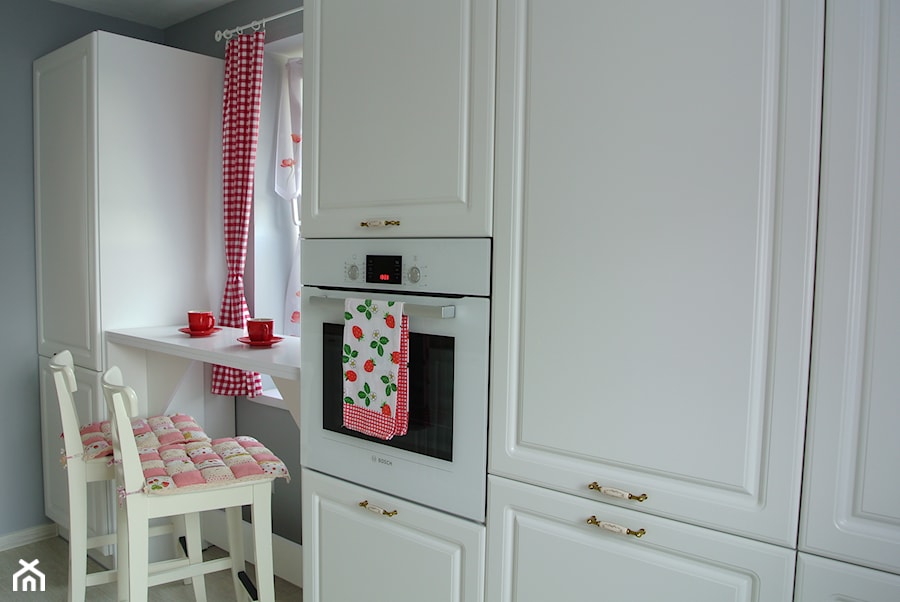 Kuchnia z czerwienią - Średnia z zabudowaną lodówką kuchnia z oknem, styl rustykalny - zdjęcie od Justyna Lewicka Design