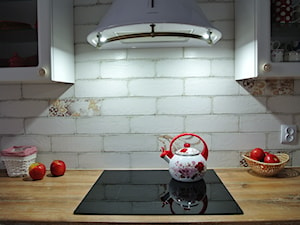 Kuchnia z czerwienią - Mała średnia otwarta zamknięta kuchnia jednorzędowa, styl rustykalny - zdjęcie od Justyna Lewicka Design