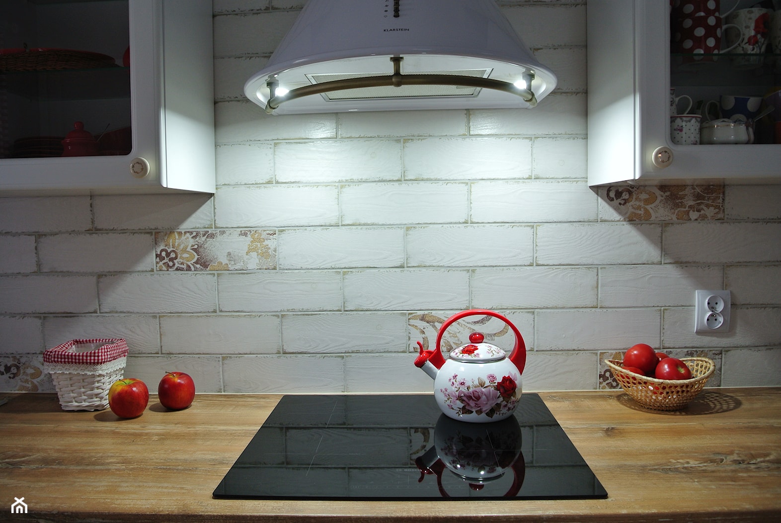 Kuchnia z czerwienią - Mała średnia otwarta zamknięta kuchnia jednorzędowa, styl rustykalny - zdjęcie od Justyna Lewicka Design - Homebook