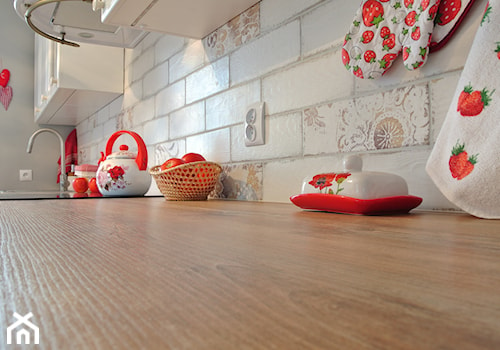 Kuchnia z czerwienią - Z nablatowym zlewozmywakiem kuchnia, styl rustykalny - zdjęcie od Justyna Lewicka Design