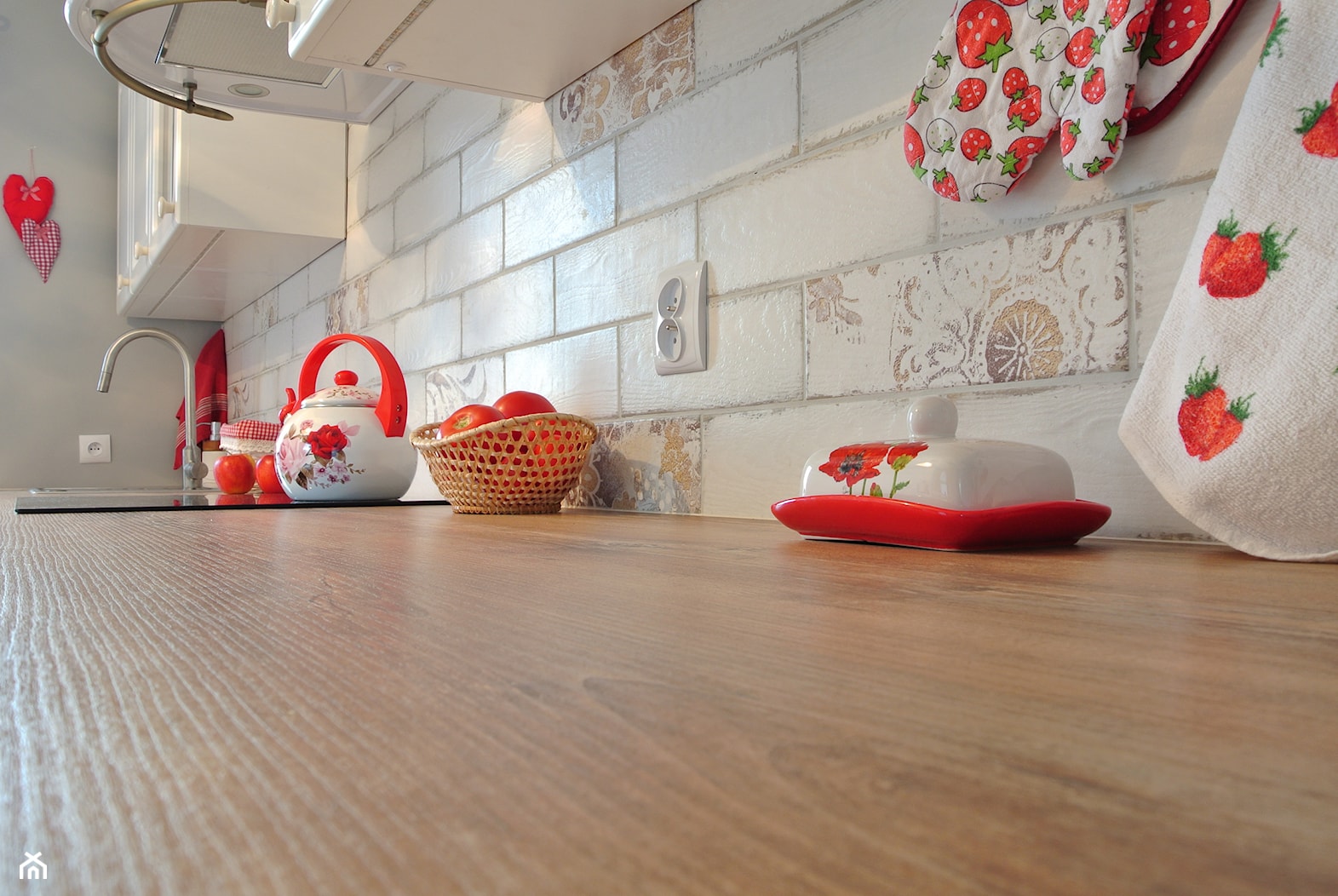 Kuchnia z czerwienią - Z nablatowym zlewozmywakiem kuchnia, styl rustykalny - zdjęcie od Justyna Lewicka Design - Homebook
