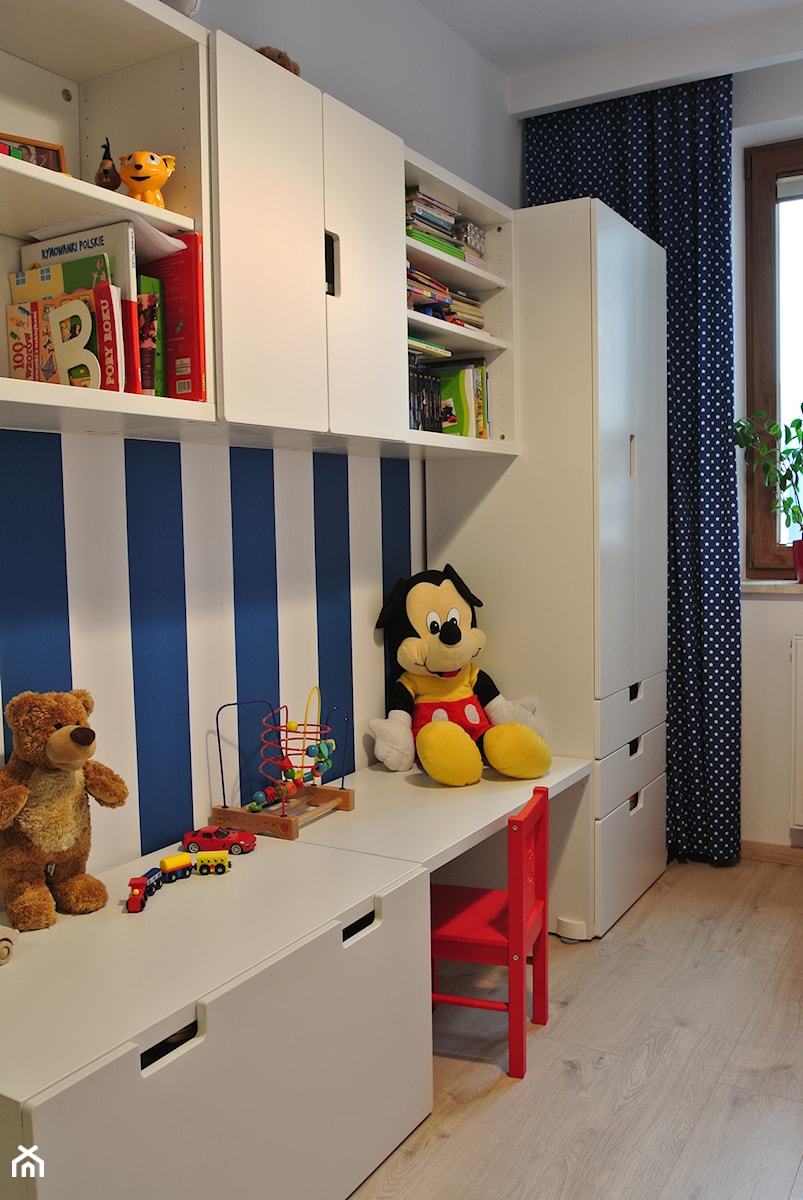 Mieszkanie w Krakowie 2+2 - Mały biały niebieski pokój dziecka dla dziecka dla chłopca dla dziewczynki, styl nowoczesny - zdjęcie od Justyna Lewicka Design