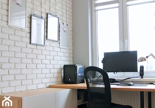 Mieszkanie w centrum Krakowa - Małe białe szare biuro, styl skandynawski - zdjęcie od Justyna Lewicka Design