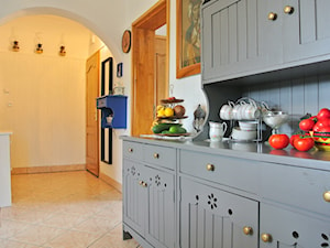 Kuchna na wsi. - Średnia otwarta z salonem biała szara kuchnia jednorzędowa, styl rustykalny - zdjęcie od Justyna Lewicka Design