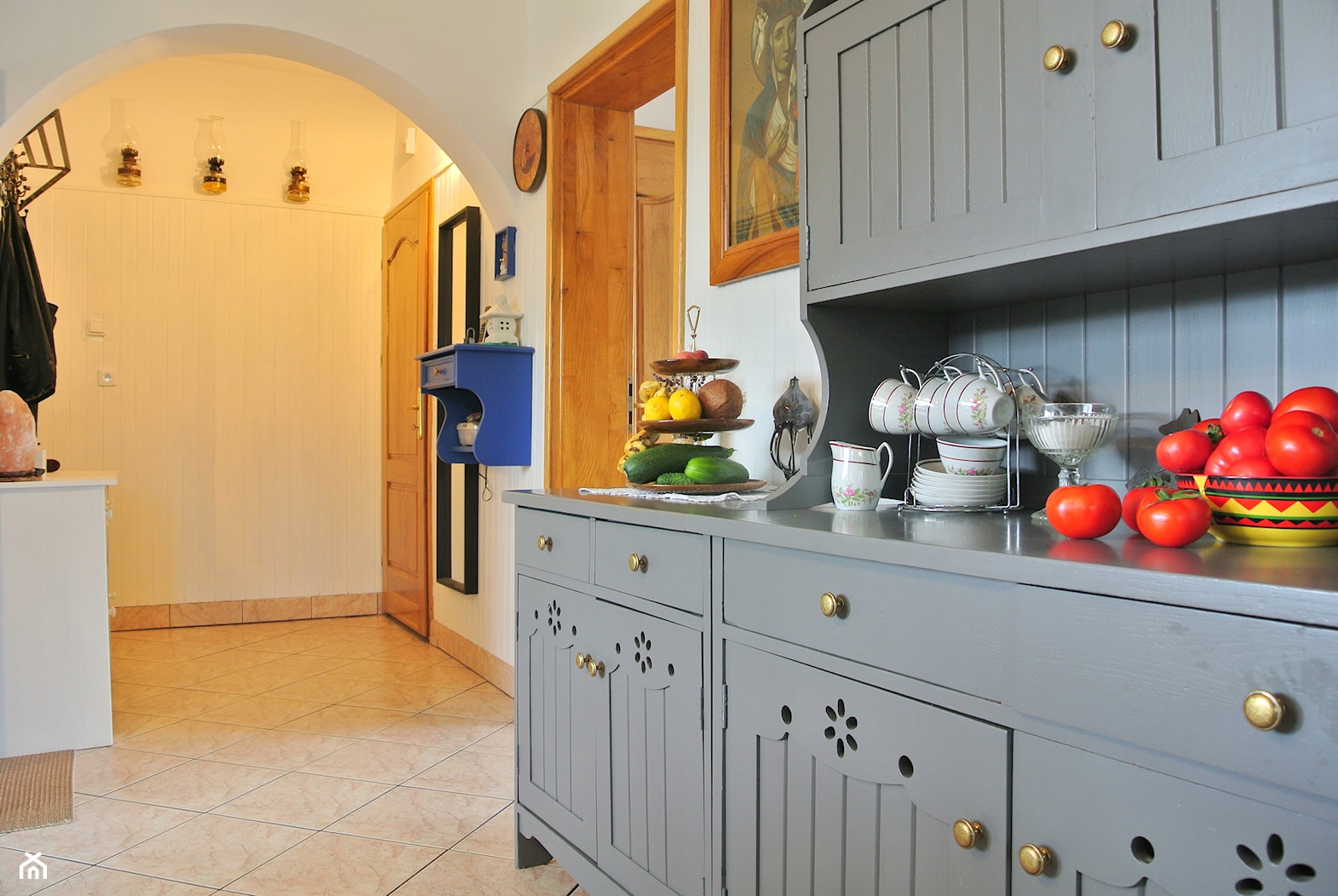Kuchna na wsi. - Średnia otwarta z salonem biała szara kuchnia jednorzędowa, styl rustykalny - zdjęcie od Justyna Lewicka Design - Homebook