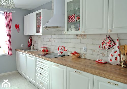 Kuchnia z czerwienią - Duża otwarta z salonem beżowa biała szara z zabudowaną lodówką z nablatowym zlewozmywakiem kuchnia jednorzędowa z oknem, styl rustykalny - zdjęcie od Justyna Lewicka Design