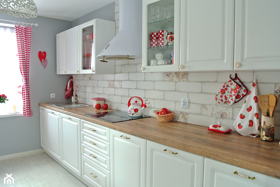 Kuchnia z czerwienią - Duża otwarta z salonem beżowa biała szara z zabudowaną lodówką z nablatowym zlewozmywakiem kuchnia jednorzędowa z oknem, styl rustykalny - zdjęcie od Justyna Lewicka Design