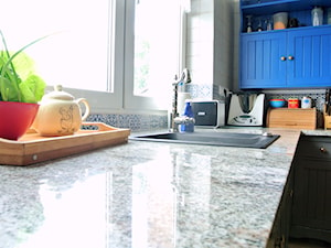 Kuchna na wsi. - Mała zamknięta szara z lodówką wolnostojącą z nablatowym zlewozmywakiem kuchnia w kształcie litery l z oknem, styl rustykalny - zdjęcie od Justyna Lewicka Design